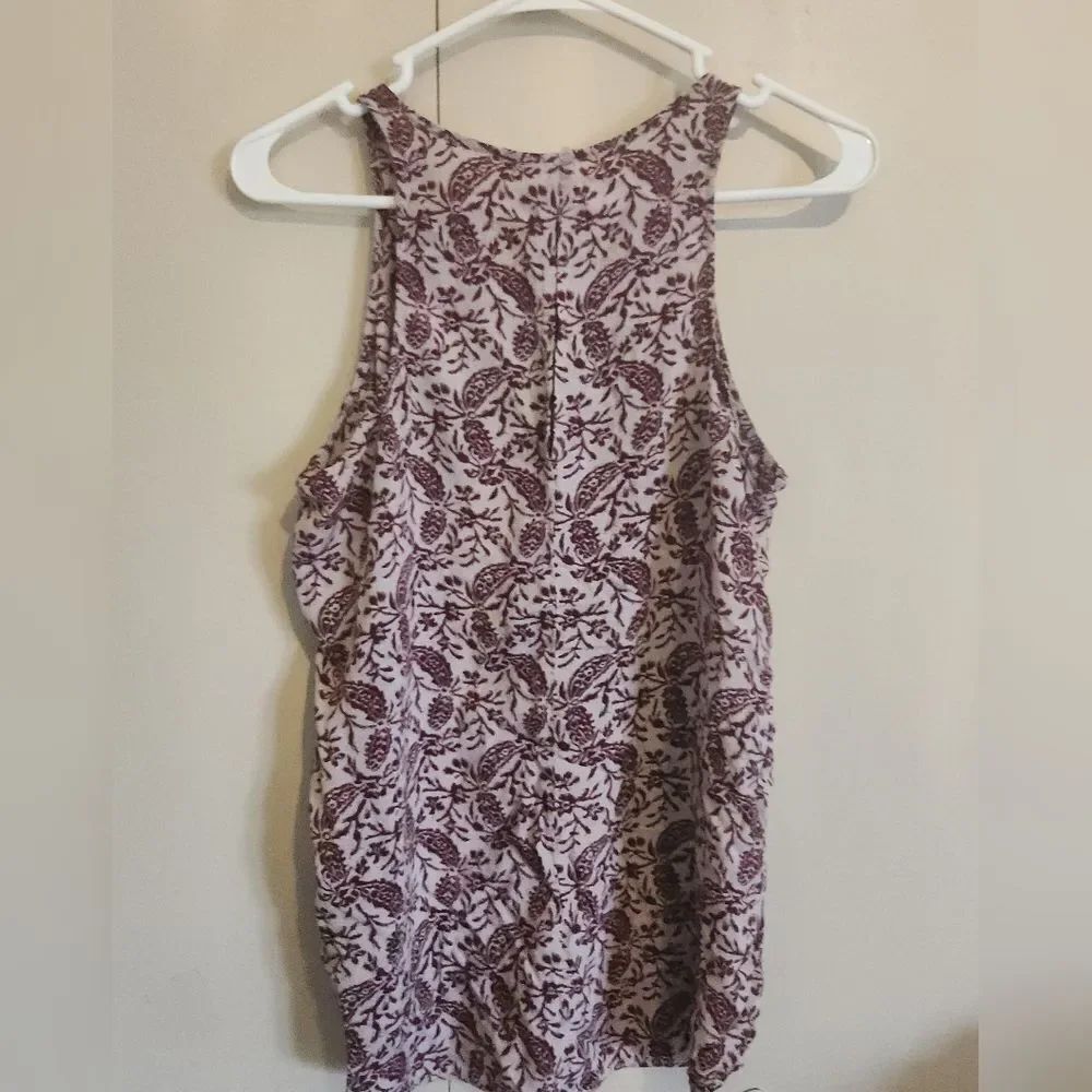 F54 Old Navy high neck burgundy floral tank top keyhole button rounded hem